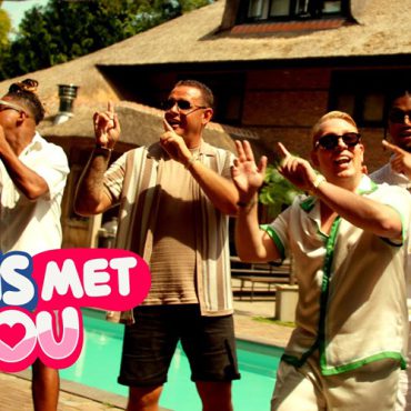 Afro Bros, John West & Billy Dans – Dans Met Jou Met Dans Met Jou leveren Afro Bros, John West en Billy Dans een zomerse knaller af die je onmogelijk stil laat zitten. De track ademt vrolijkheid en energie, met een swingende beat waar de Afro Bros om bekendstaan. John West brengt zijn soepele, herkenbare zanglijnen, terwijl Billy Dans het geheel aanvult met zijn luchtige, humorvolle rapstijl. Samen zorgen ze voor een aanstekelijke mix van pop, latin en urban-invloeden. De tekst is luchtig en romantisch: het draait om het simpele, maar krachtige verlangen om samen te dansen en even alles om je heen te vergeten. De productie zit strak in elkaar, met zomerse percussie, warme gitaaraccenten en een refrein dat je al na één keer horen mee kunt zingen. Conclusie: Dans Met Jou is precies het soort track dat je op een zonnige dag wilt horen—of het nu op het strand is, tijdens een feestje of gewoon thuis met de ramen open. De samenwerking tussen deze drie artiesten voelt vanzelfsprekend en zorgt voor een frisse, feestelijke vibe. Een hitpotentie van jewelste. ⭐️⭐️⭐️⭐️☆ (4 van de 5 sterren) Artiesteninfo Afro Bros: Producentenduo uit Arnhem, bekend van wereldwijde hits als X (met Nicky Jam & J Balvin). John West: Nederlandse zanger met een reeks Nederlandstalige pophits, vaak met zomerse en romantische thema’s. Billy Dans: Rapper en songwriter, geliefd om zijn humoristische stijl en creatieve samenwerkingen.