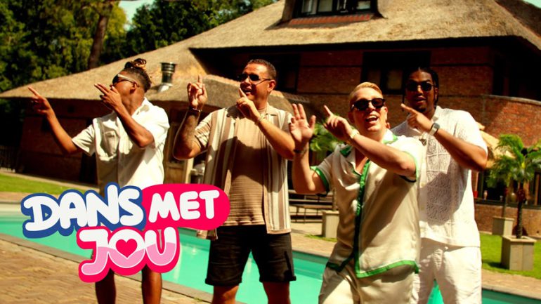 Afro Bros, John West & Billy Dans – Dans Met Jou Met Dans Met Jou leveren Afro Bros, John West en Billy Dans een zomerse knaller af die je onmogelijk stil laat zitten. De track ademt vrolijkheid en energie, met een swingende beat waar de Afro Bros om bekendstaan. John West brengt zijn soepele, herkenbare zanglijnen, terwijl Billy Dans het geheel aanvult met zijn luchtige, humorvolle rapstijl. Samen zorgen ze voor een aanstekelijke mix van pop, latin en urban-invloeden. De tekst is luchtig en romantisch: het draait om het simpele, maar krachtige verlangen om samen te dansen en even alles om je heen te vergeten. De productie zit strak in elkaar, met zomerse percussie, warme gitaaraccenten en een refrein dat je al na één keer horen mee kunt zingen. Conclusie: Dans Met Jou is precies het soort track dat je op een zonnige dag wilt horen—of het nu op het strand is, tijdens een feestje of gewoon thuis met de ramen open. De samenwerking tussen deze drie artiesten voelt vanzelfsprekend en zorgt voor een frisse, feestelijke vibe. Een hitpotentie van jewelste. ⭐️⭐️⭐️⭐️☆ (4 van de 5 sterren) Artiesteninfo Afro Bros: Producentenduo uit Arnhem, bekend van wereldwijde hits als X (met Nicky Jam & J Balvin). John West: Nederlandse zanger met een reeks Nederlandstalige pophits, vaak met zomerse en romantische thema’s. Billy Dans: Rapper en songwriter, geliefd om zijn humoristische stijl en creatieve samenwerkingen.