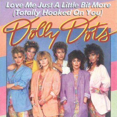 Dolly Dots – Love Me Just a Little Bit More (1983) Flashback Tuesday – Meidenglamour met een discobeat In 1983 brachten de Dolly Dots hun grootste hit uit: Love Me Just a Little Bit More (Totally Hooked on You). Het nummer, geschreven door Peter van Asten en Richard de Bois, is een onweerstaanbare mix van disco, pop en romantiek. Met hun energieke uitstraling, kleurrijke outfits en catchy refrein veroverden de Dots de hitlijsten én de harten van het publiek.