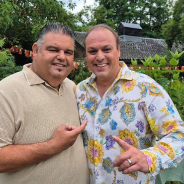 Frans Bauer & Django Wagner – Heb Je Al Genoeg Genoten Twee stemmen die als warme dekens over je heen vallen: Frans Bauer en Django Wagner hebben elkaar gevonden voor een duet dat bol staat van gezelligheid en levenswijsheid. Heb Je Al Genoeg Genoten is een vriendelijke maar rake herinnering dat het leven te kort is om stil te staan bij zorgen. Met een vrolijk walsritme, herkenbare accordeonklanken en een meezingbaar refrein nodigt het nummer uit om de boel even de boel te laten en het glas te heffen. De chemie tussen Bauer en Wagner is hoorbaar; hun samenzang klinkt alsof ze al jaren samen optreden. Het is geen nummer dat pretendeert vernieuwend te zijn, maar juist in die vertrouwde sfeer schuilt de charme. Perfect voor een zomeravond met vrienden, of als oppepper tijdens een regenachtige dag.