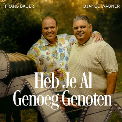 Frans Bauer & Django Wagner – Heb Je Al Genoeg Genoten
Twee stemmen die als warme dekens over je heen vallen: Frans Bauer en Django Wagner hebben elkaar gevonden voor een duet dat bol staat van gezelligheid en levenswijsheid. Heb Je Al Genoeg Genoten is een vriendelijke maar rake herinnering dat het leven te kort is om stil te staan bij zorgen. Met een vrolijk walsritme, herkenbare accordeonklanken en een meezingbaar refrein nodigt het nummer uit om de boel even de boel te laten en het glas te heffen.
De chemie tussen Bauer en Wagner is hoorbaar; hun samenzang klinkt alsof ze al jaren samen optreden. Het is geen nummer dat pretendeert vernieuwend te zijn, maar juist in die vertrouwde sfeer schuilt de charme. Perfect voor een zomeravond met vrienden, of als oppepper tijdens een regenachtige dag.
Conclusie:
Een hartverwarmend duet dat doet wat het belooft: een glimlach op je gezicht toveren.
⭐️⭐️⭐️⭐️☆ (4 van de 5 sterren)

Over de artiesten
Frans Bauer brak in de jaren ’90 door met volkse hits als Als sterren aan de hemel staan en groeide uit tot een van Nederlands meest geliefde zangers.
Django Wagner werd in 2009 bekend met Kali en staat sindsdien bekend om zijn warme stem en gevoelige levensliederen.
Samen vormen ze een gouden combinatie voor liefhebbers van het Nederlandse levenslied.
