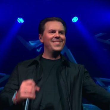 🎶 Quido van de Graaf – Het Maakt Niet Uit Met Het Maakt Niet Uit laat Quido van de Graaf zien dat hij gevoel en toegankelijkheid perfect weet te combineren. Het nummer gaat over loslaten en genieten—het leven nemen zoals het komt. Een thema dat bij veel luisteraars herkenning oproept. De track opent rustig met een melodieuze begeleiding en bouwt langzaam op naar een meeslepend refrein. Quido’s warme, karakteristieke stem geeft de tekst extra emotie, terwijl de moderne productie het geheel fris en radiovriendelijk houdt. Het Maakt Niet Uit is een nummer dat zowel stil kan raken als uit volle borst meegezongen kan worden, waardoor het breed inzetbaar is: van radio tot live-optredens. ⭐️ Conclusie Een sfeervolle en herkenbare track waarin Quido van de Graaf laat horen hoe je gevoel en toegankelijkheid samenbrengt. Het Maakt Niet Uit is pakkend, prettig in het gehoor liggend en klaar om een plekje in de Nederlandse hitlijsten te veroveren. ★★★★☆ (4 van de 5 sterren) ℹ️ Over de artiest • Quido van de Graaf is een Nederlandse zanger die bekendstaat om zijn warme stem en toegankelijke Nederlandstalige liedjes. • Hij bouwt gestaag aan zijn repertoire met nummers die emotie en meezingbaarheid combineren. • Het Maakt Niet Uit bevestigt zijn talent om een breed publiek te raken met herkenbare, meeslepende tracks. https://youtu.be/3yOGTQPBDqE?si=ypsqv9bt9aJgpbGV